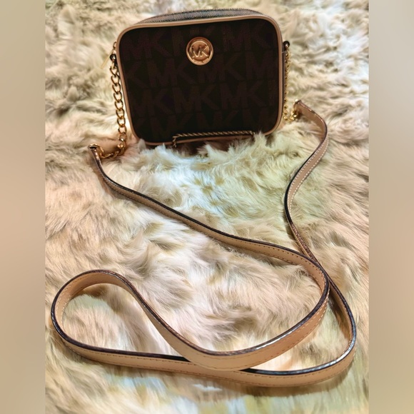 Michael kors crossbody pouch purse - Picture 3 of 3